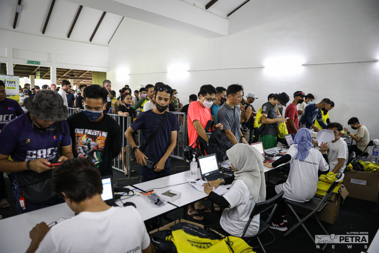 Participants from inside and outside the country arrive at the organisers’ booth to collect their race kit before tomorrow’s race. – SYEDA IMRAN/The Vibes pic, June 3, 2022