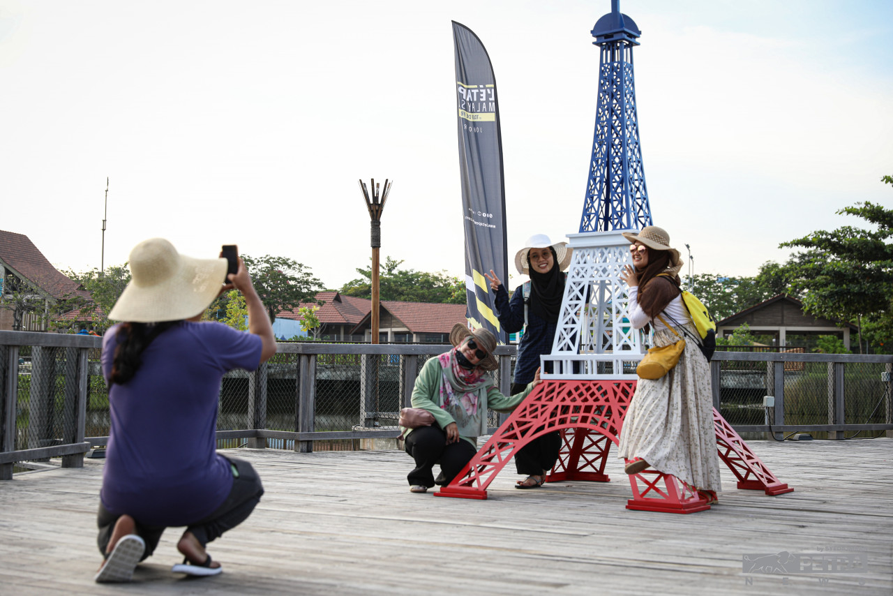 Visitors posing at the mini Eiffel tower set up at the Race Village in Desaru Coast. Other exhibitions include French language classes, pastry classes, music performances, movie screenings, and a Tour de France history walkthrough. – SYEDA IMRAN/The Vibes pic, June 3, 2022