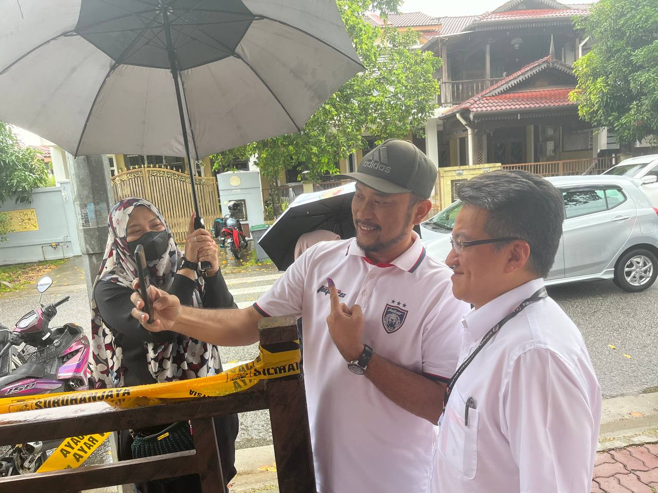 Pakatan Harapan Iskandar Puteri candidate Liew Chin Tong arrives at SMK Mutiara Rini 2 for a visit on polling day. – IKHWAN ZULKAFLEE/The Vibes pic, November 19, 2022