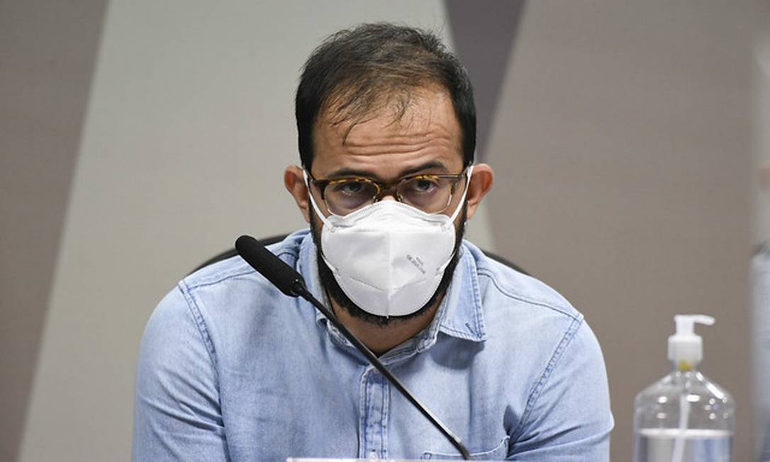 Luis Ricardo Miranda started receiving phone calls at all hours from his bosses, putting what he called ‘atypical, excessive pressure’ on him to approve the payment. – Globo pic, June 28, 2021