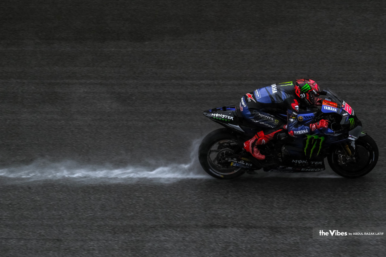 The testing session at SIC sees rain fall on the second and third day as 2021 world champion Fabio Quartararo takes to the wet track to test his new bike on slippery conditions. – ABDUL RAZAK LATIF/The Vibes pic, February 16, 2023