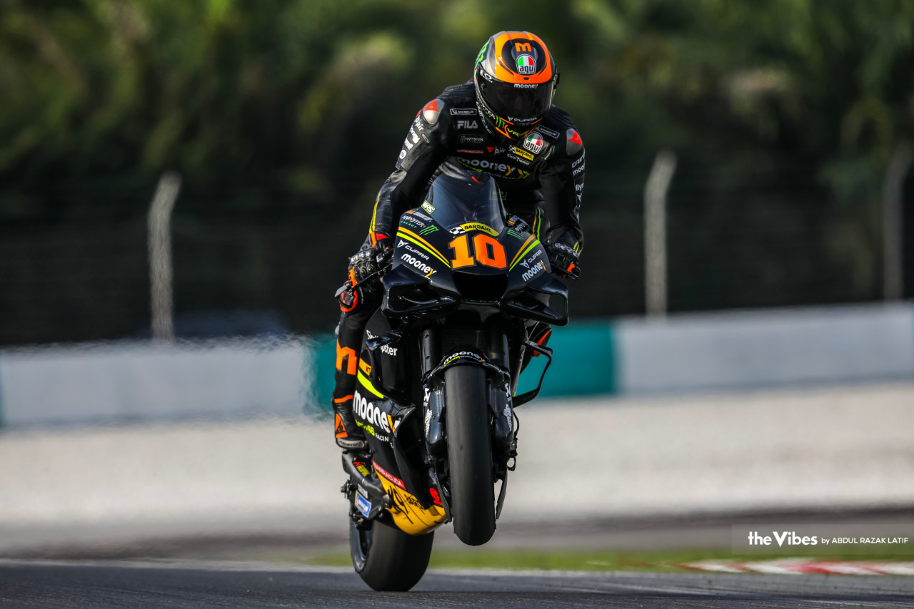 Mooney VR46 Racing Team’s Luca Marini pops a wheelie at SIC. The Italian placed his bike in fourth place on the final day of testing. – ABDUL RAZAK LATIF/The Vibes pic, February 16, 2023