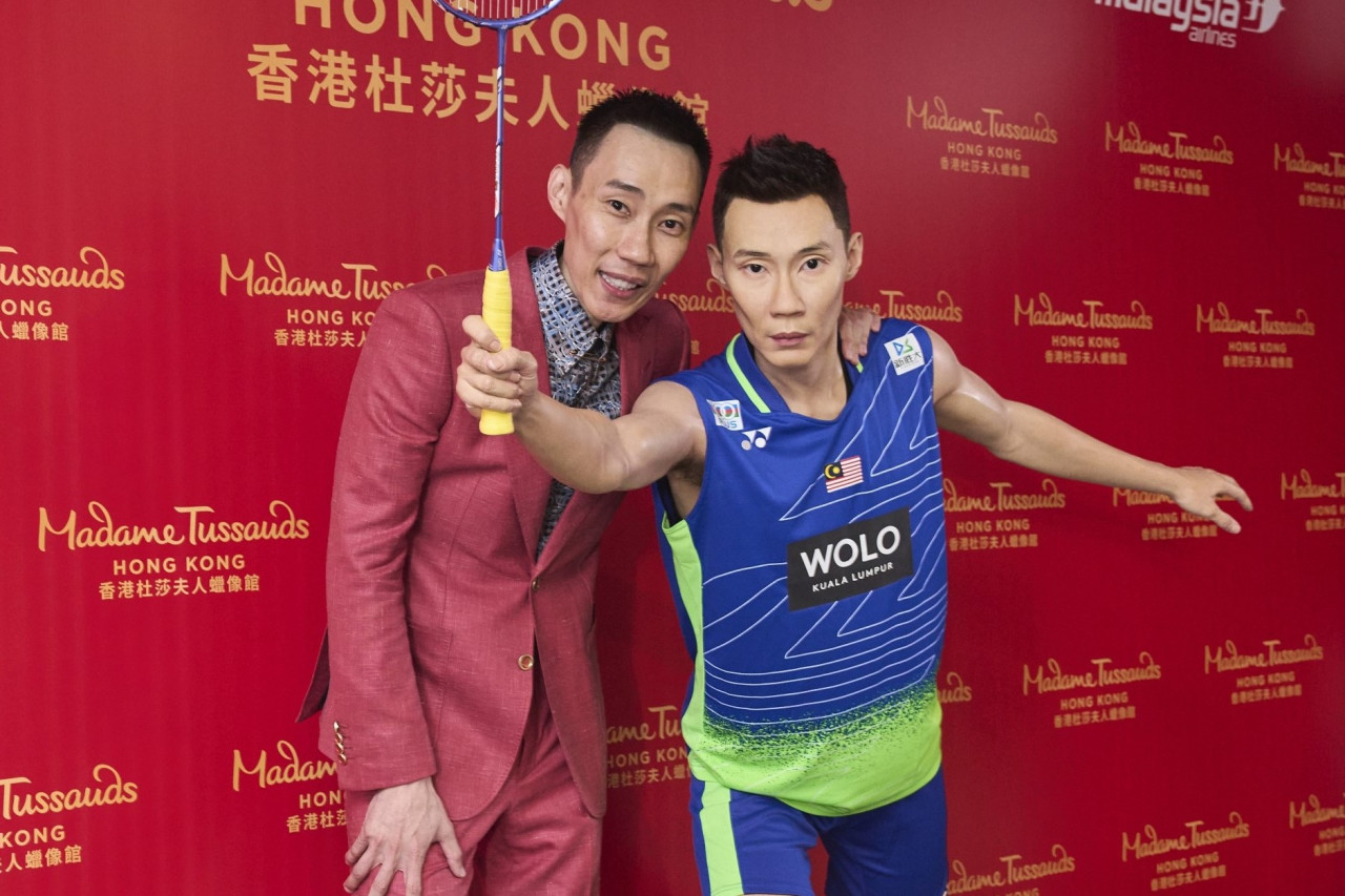 Datuk Lee Chong Wei poses with his wax figure that is revealed today at a special showcase in Kuala Lumpur. The figure will be permanently displayed at Madame Tussauds Hong Kong starting March 18. – Pic courtesy of Madame Tussauds Hong Kong, March 3, 2023
