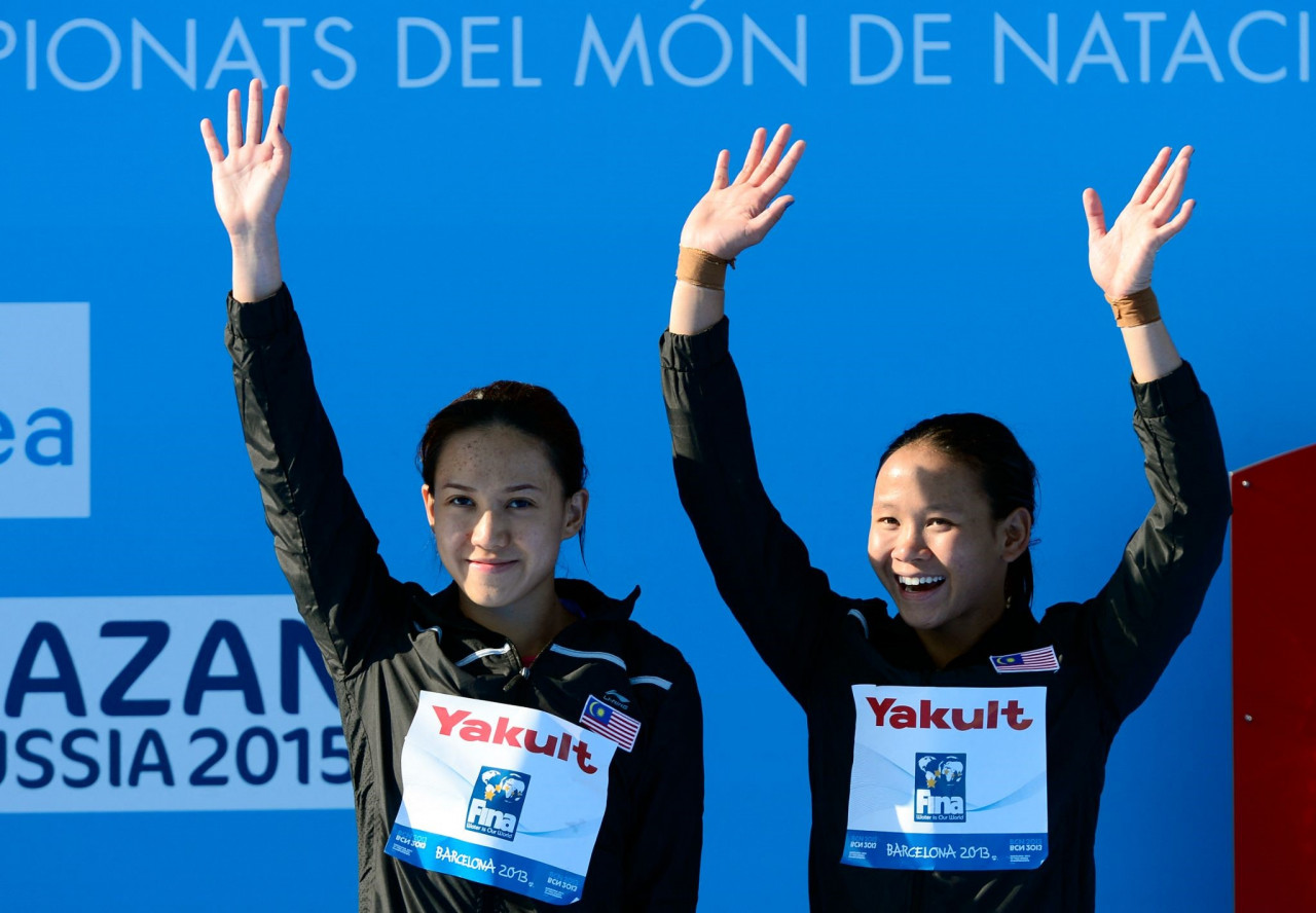 Leong Mun Yee (left)