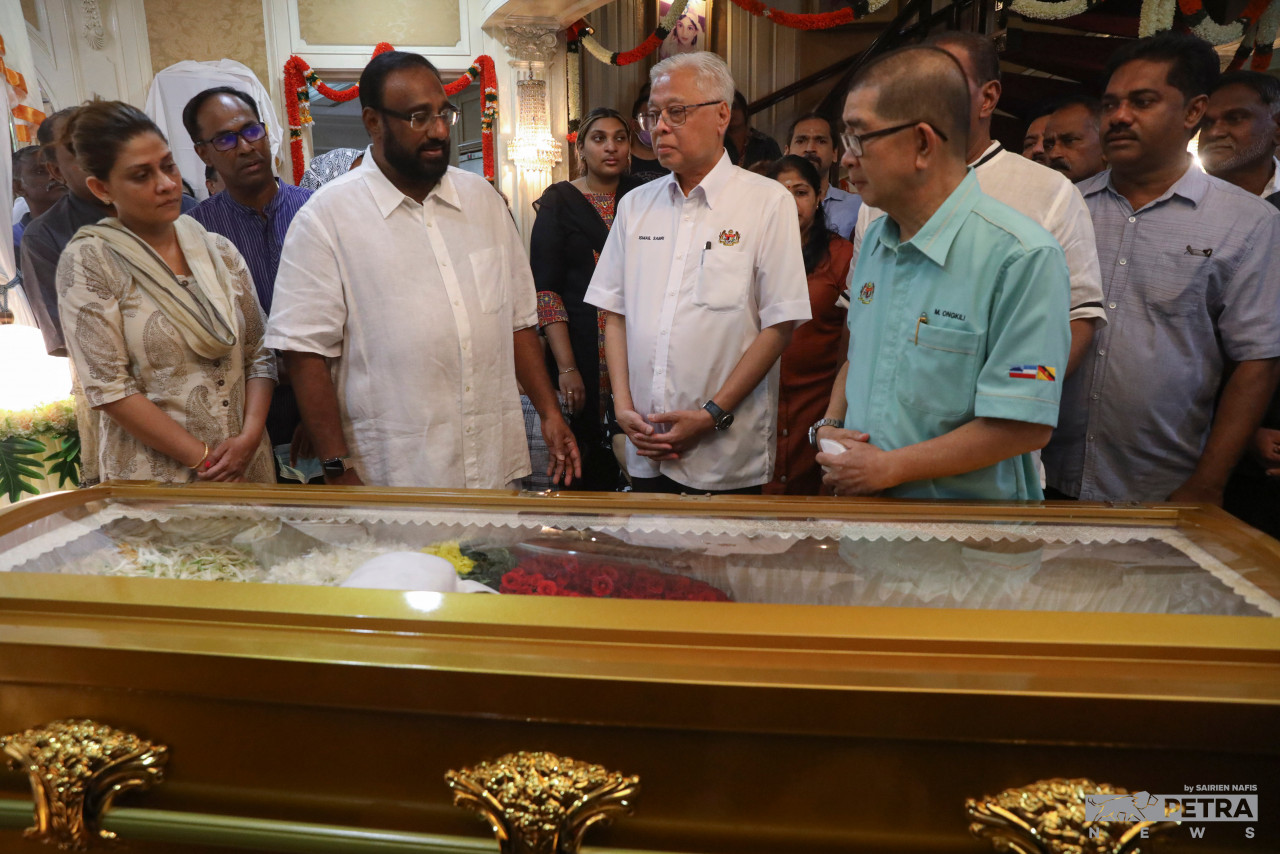 Also present at the late Tun S. Samy Vellu’s wake are Minister in the Prime Minister’s Department for Sabah and Sarawak Affairs Datuk Seri Maximus Ongkili (second, right) and MIC vice-president Datuk T. Mohan (right). – SAIRIEN NAFIS/The Vibes pic, September 15, 2022