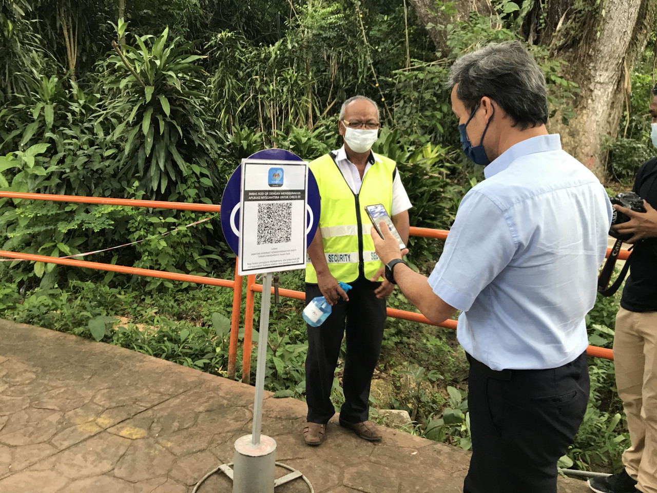 Mayor Datuk Yew Tung Seang scanning his MySejahtera app at the Youth Park. – RACHEL YEOH/The Vibes pic, May 10, 2021