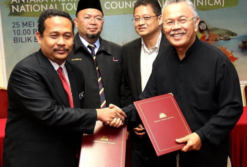Former NTC deputy president Mohd Taib Abdul Wahab (right) was part of a pioneering team in the private sector that collaborated with Tourism Malaysia to grow the leisure sector. – NTC pic, July 20, 2021