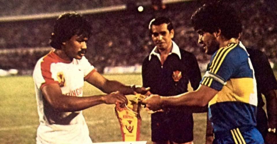 Mokhtar Dahari and Diego Maradona exchange souvenirs before their match at Stadium Merdeka. – File pic, August 28, 2021