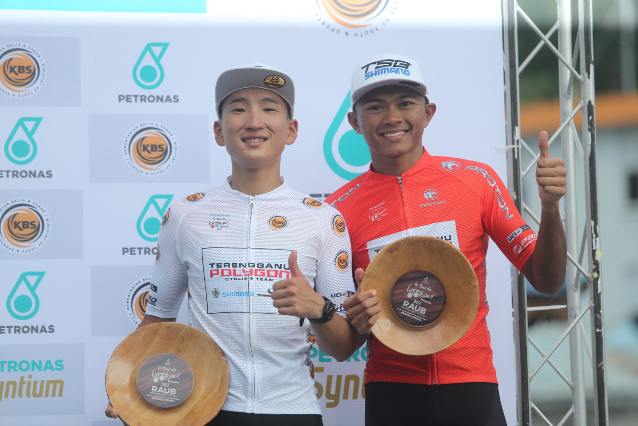 Terengganu Polygon Cycling Team (TSG) sprinter Muhammad Nur Aiman Zariff (right) receives the red jersey for the climbers’ classification (King of Mountain) today. His teammate Jambaljamts Sainbayar won the red jersey in Stage 1 yesterday. – JULIE JALALUDDIN/The Vibes pic, October 12, 2022
