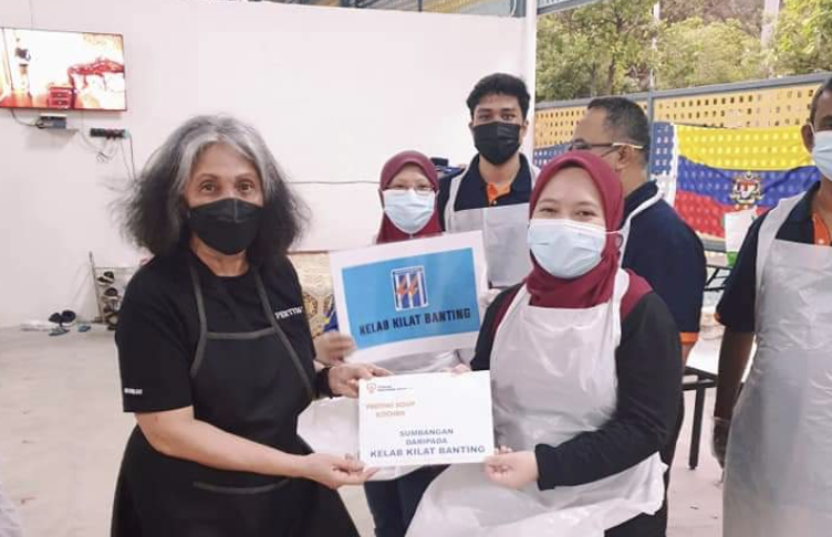According to Pertiwi Soup Kitchen staff Kak Seri and Mansur, Datuk Munirah Abdul Hamid (left) would often go down to the streets and back lanes personally to help the unhoused. – Pic courtesy of Francis Yip, September 17, 2023
