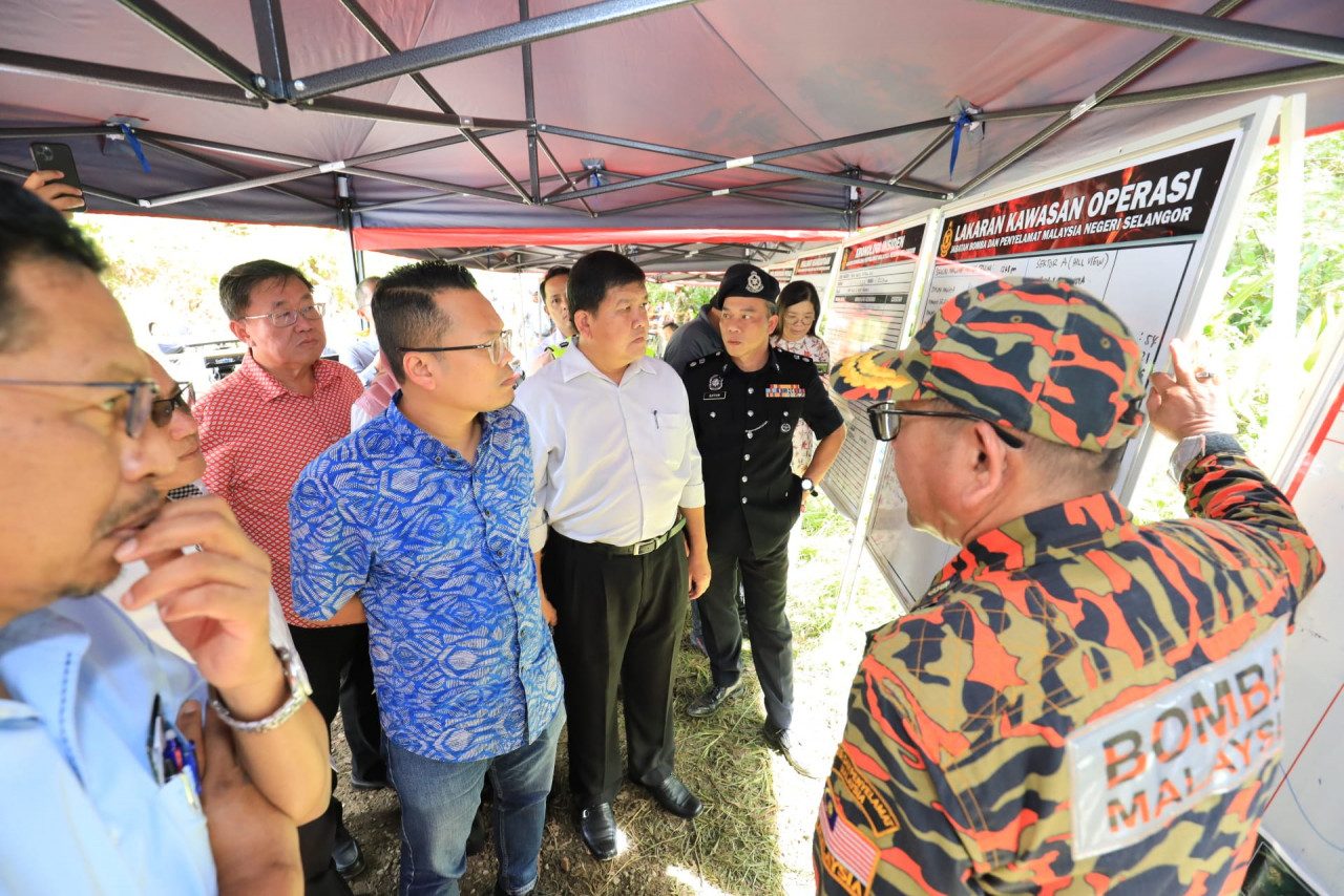 Natural Resources, Environment and Climate Change Minister Nik Nazmi Nik Ahmad says his ministry will look into the Batang Kali incident holistically as the cause of the landslide could be due to overdevelopment but heavy rainfall could also be a factor. – Nik Nazmi Facebook pic, December 17, 2022