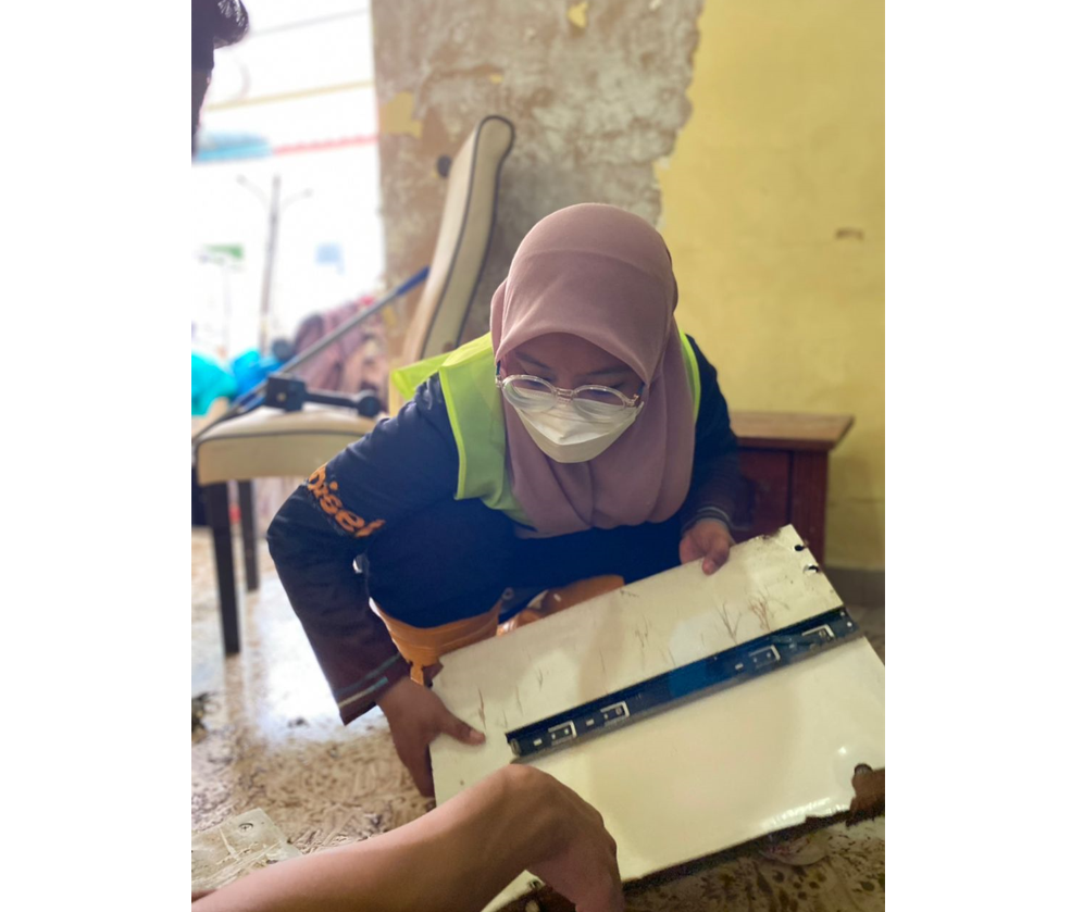 Education and social sciences undergraduate Nureen Auni Izzati Ishak is particularly frustrated at the apparent lack of assistance provided by government agencies in helping flood victims. – Pic courtesy of Nureen Auni Izzati Ishak, December 26, 2021
