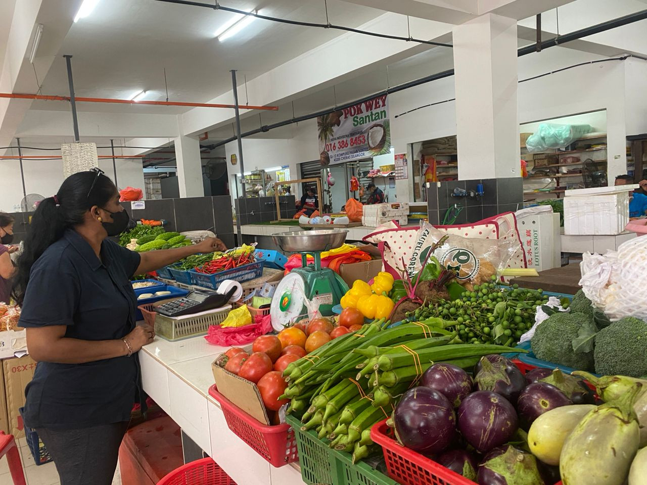 A seller at the Suntex wet market in Cheras, Nyanasoundari, said this is the first time she has seen prices of vegetables rising to such high levels in the 29 years that she has been involved in the business. – SUBASHINI SIVASANKAR/The Vibes pic, February 4, 2023