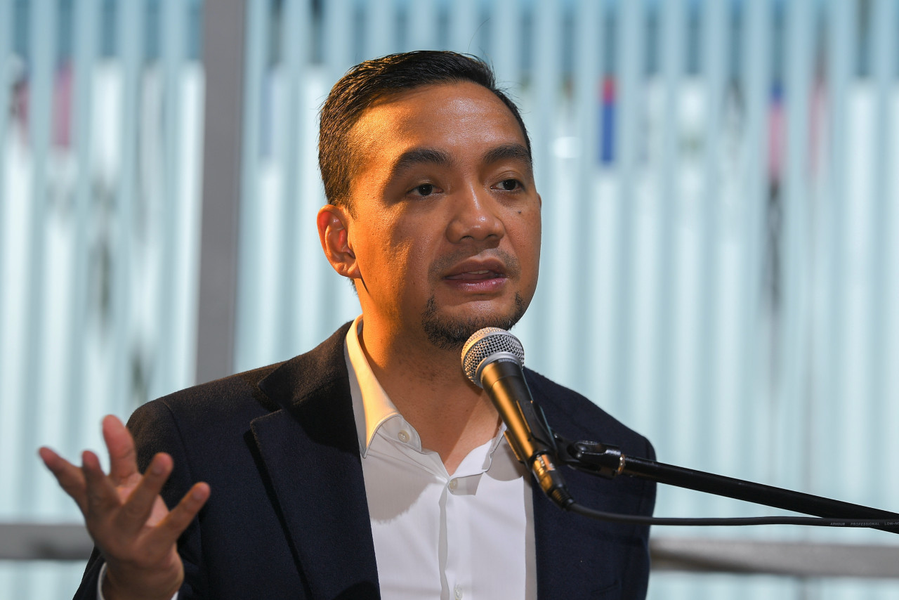 Datuk Onn Hafiz Ghazi stresses that even if Johoreans are open to buying apartments, they would be hard-pressed to find any in Johor costing less than RM200,000. – Bernama pic, December 23, 2022