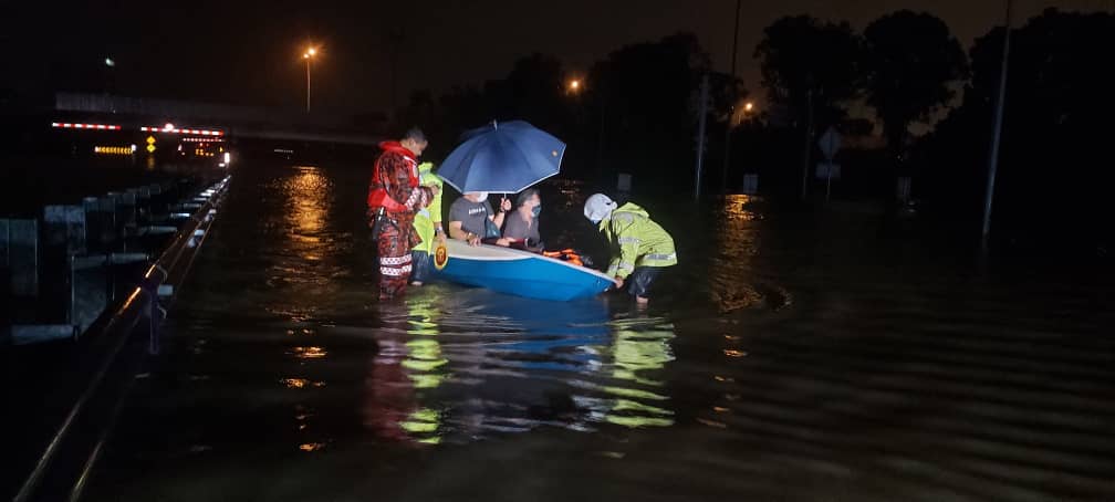 PLUS Malaysia Bhd has coordinated efforts with police to rescue and provide assistance to flood victims since 7am today. – Pic courtesy of PLUS Malaysia Bhd, December 19, 2021