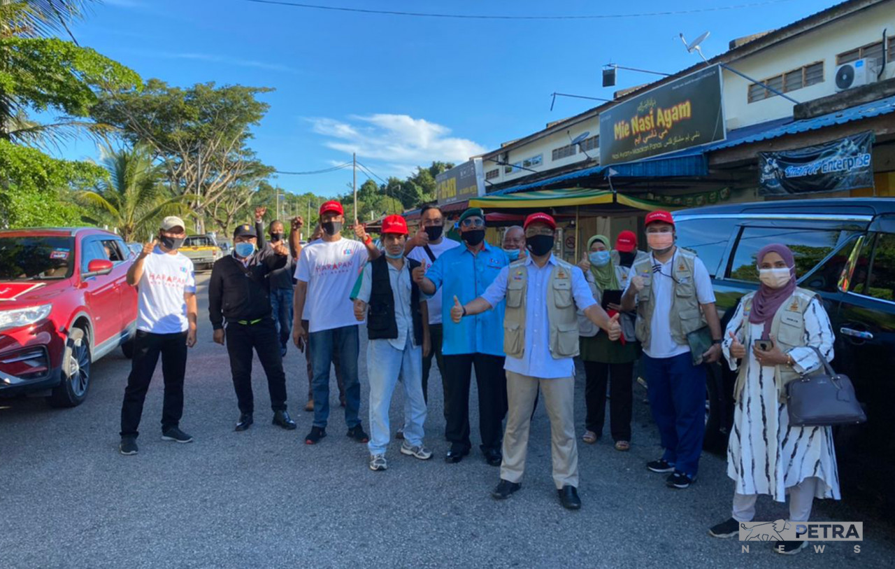 Pakatan Harapan supporters seen at the hotly contested Asahan constituency, whose seat is being contested by former chief minister Datuk Seri Idris Haron. – ALIF OMAR/The Vibes pic, November 8, 2021