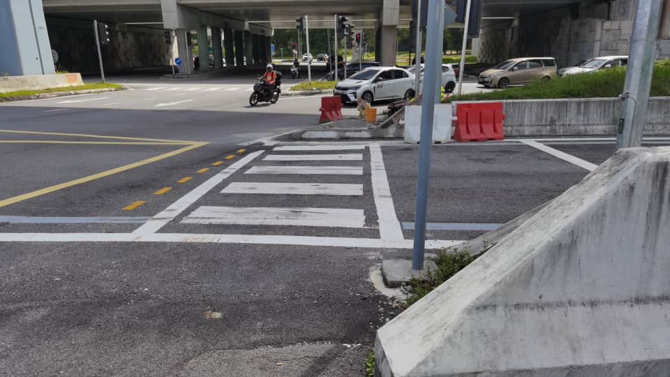 Within 12 hours after the report by The Vibes on Wednesday, the contractors appointed by concessionaire Projek Lintasan Sg Besi-Ulu Klang Sdn Bhd have completed the rectification works past midnight on Thursday – 24 hours ahead of the targeted two days ultimatum. – Prolintas pic, December 23, 2022