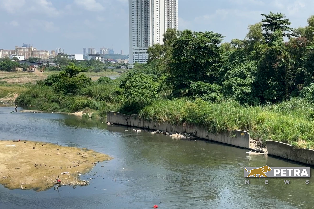 Kampung Bohol residents want the retention pond in their area to be properly maintained to help reduce flooding in their neighbourhood. – The Vibes pic by Kamal Ariffin, July 25, 2024. 