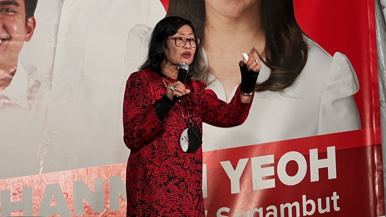 Former Barisan Nasional minister Tan Sri Rafidah Aziz, who is suffering from long-Covid-19, delivers a fiery speech in support of Pakatan Harapan candidate Hannah Yeoh in Taman Tun Dr Ismail today. – LANCELOT THESEIRA/The Vibes pic, November 18, 2022