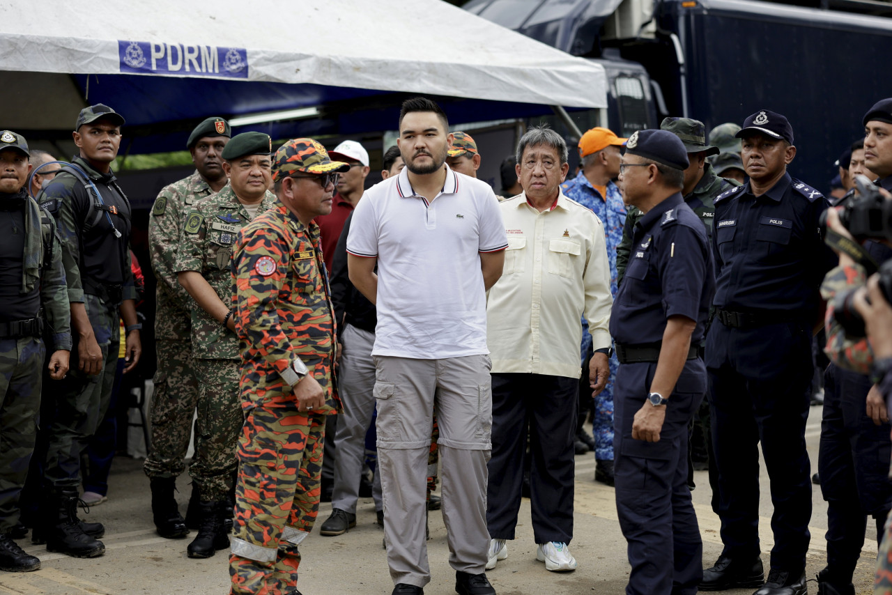 Raja Muda Selangor Tengku Amir Shah arrives at the search-and-rescue operation centre in Batang Kali at 10.19am. – Bernama pic, December 17, 2022