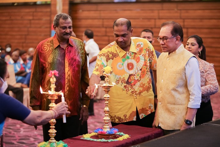 Datuk R. Ramanan (middle) says he has gained a better understanding of PKR president Datuk Seri Anwar Ibrahim’s (right) political struggles since leaving MIC and Barisan Nasional following a controversial civil suit in 2014. – Pic courtesy of Datuk R. Ramanan, November 1, 2022
