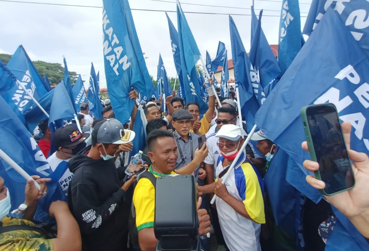 On nomination day, Beluran incumbent MP Datuk Seri Ronald Kiandee tells his supporters that Gabungan Rakyat Sabah lied to him, and that he will contest under Perikatan Nasional instead. – Pic courtesy of supporter, November 8, 2022