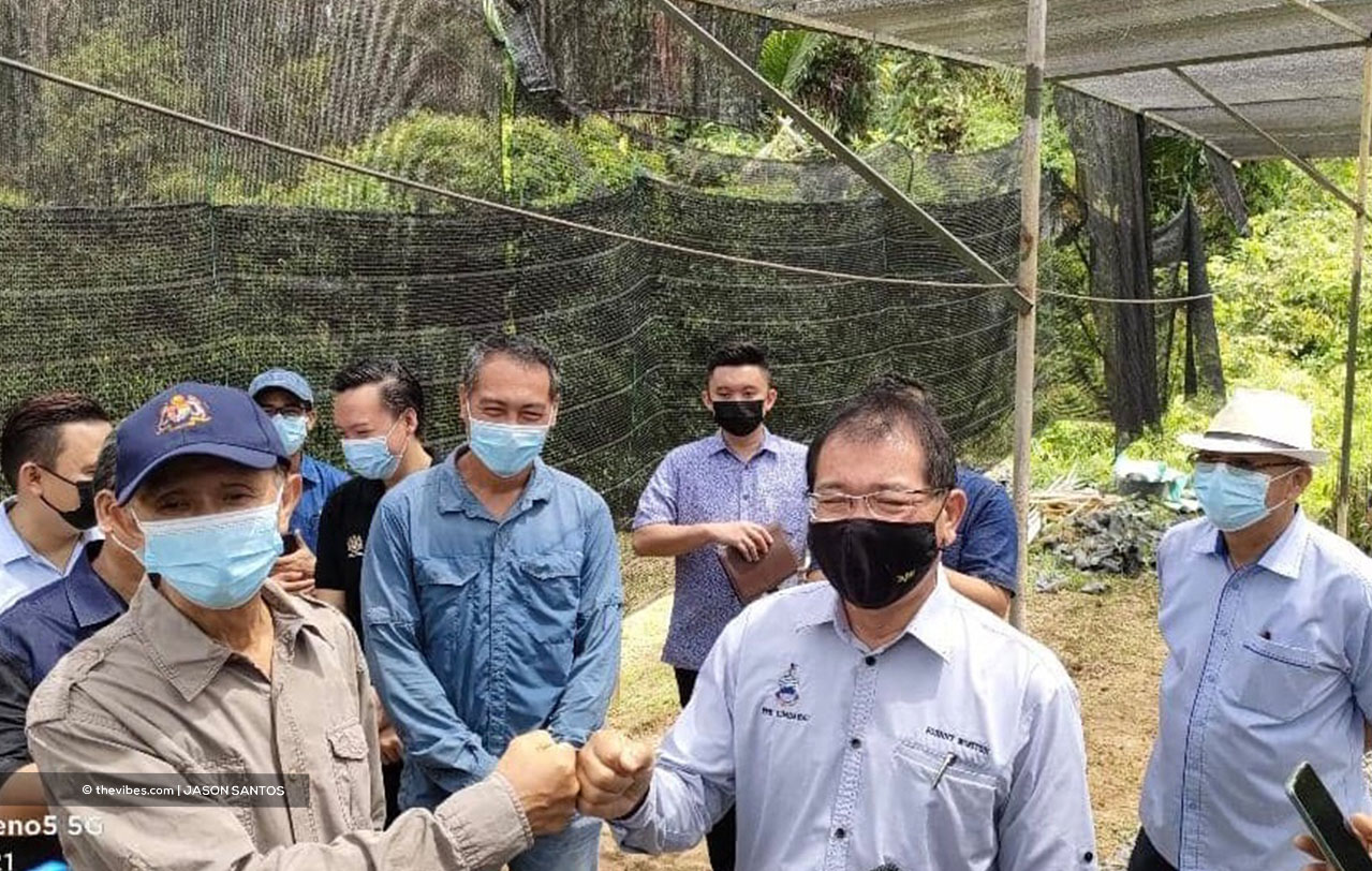 Sabah Star secretary-general Datuk Guandee Kohoi and PBS vice-president Datuk Johnny Mositun fist-bump as a sign of reconciliation between the parties. – JASON SANTOS/The Vibes pic, May 21, 2021