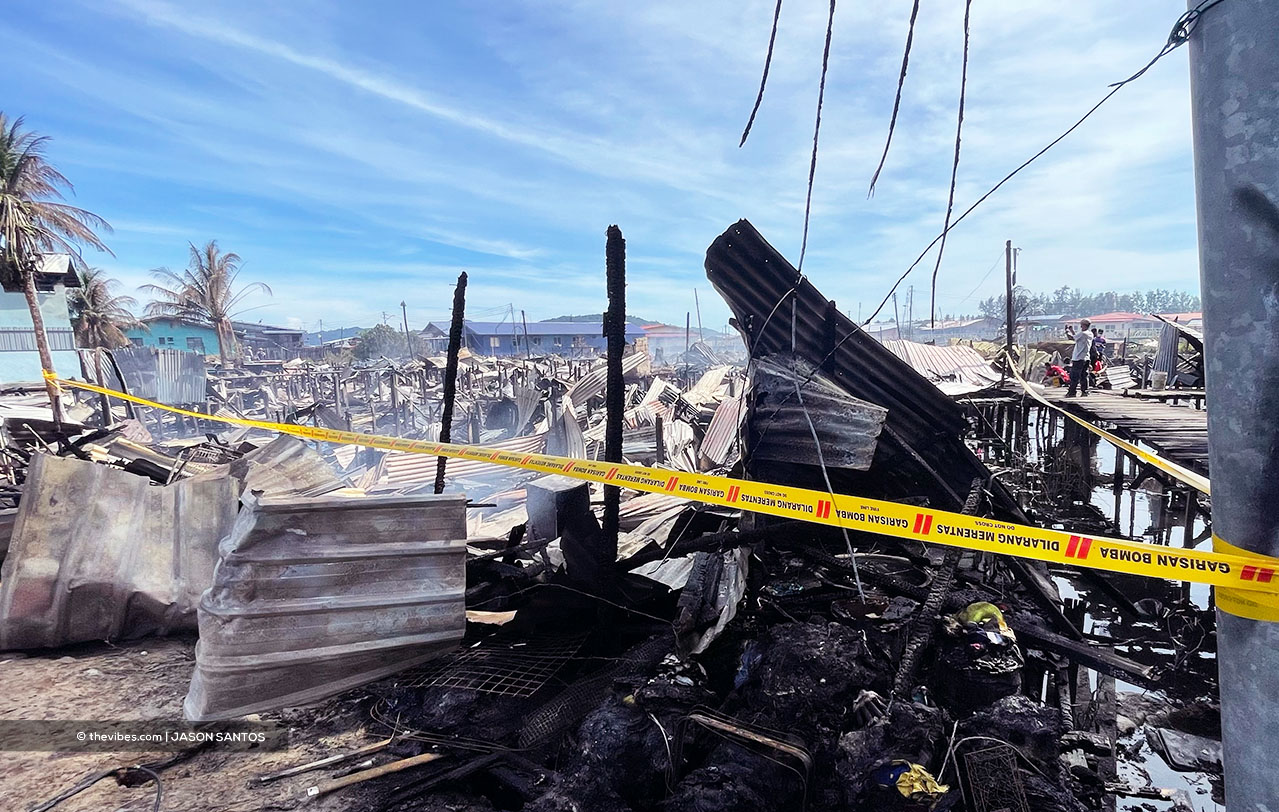 Residents say the fire spread quickly as the houses were so close to one another. – JASON SANTOS/The Vibes pic, May 25, 2021