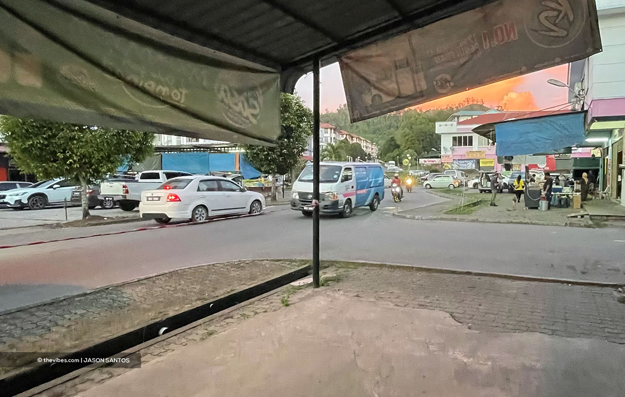 Vehicles going in and out of the commercial complex in front of the Country Heights Apartments complex. Restaurants and stall operators have remained active ahead of the lockdown. – JASON SANTOS/The Vibes pic, June 16, 2021