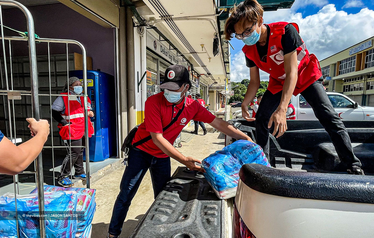 Red Crescent volunteers loading a truck with sugar to be distributed to Sook folk. – The Vibes pic, July 17, 2021
