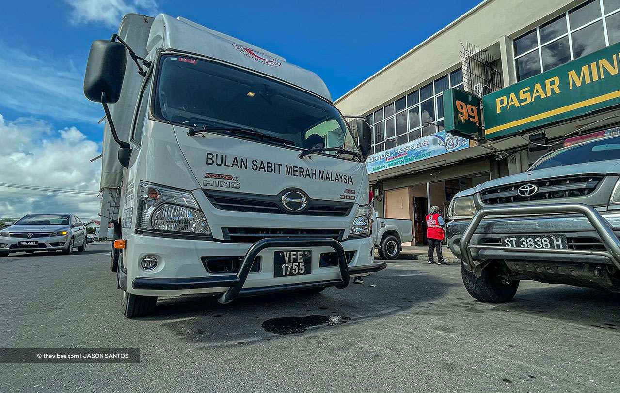 A Red Crescent lorry is parked in front of a mini market in Keningau town, where food aid is sourced for villagers in Sook. – The Vibes pic, July 17, 2021