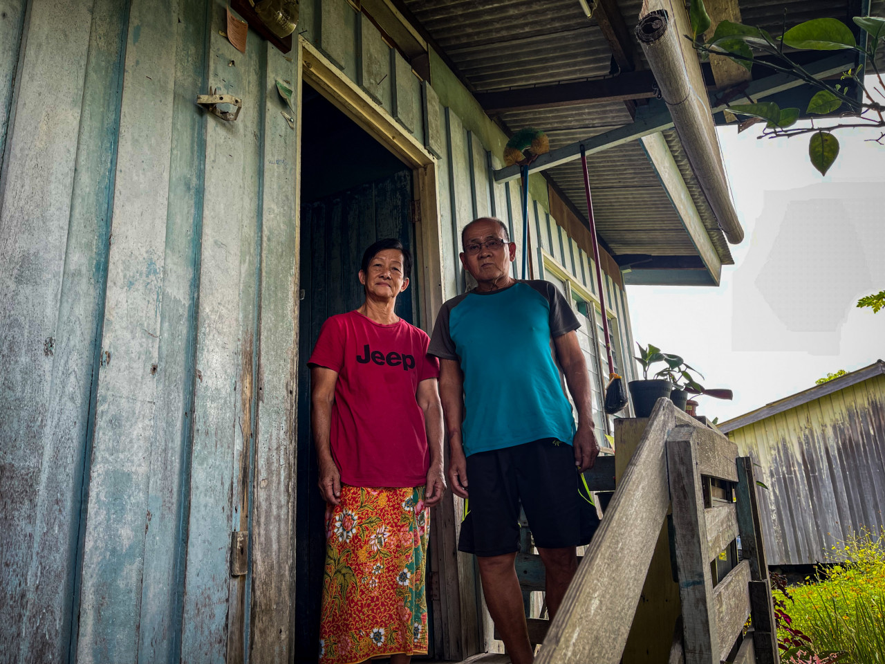 Mailam Tumubul (right) says it is better if the Sabah government gives Camp PPH to the retired scouts and their families – or perhaps provide them with a new piece of land to settle in. – The Vibes file pic, November 5, 2021