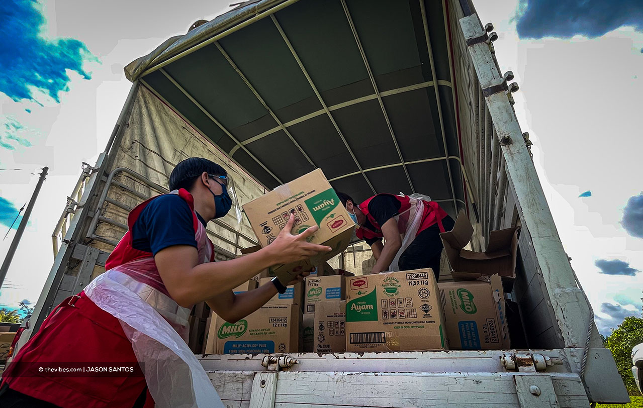 Red Crescent volunteers unloading instant noodles from a lorry in a village in Sook. – The Vibes pic, July 17, 2021