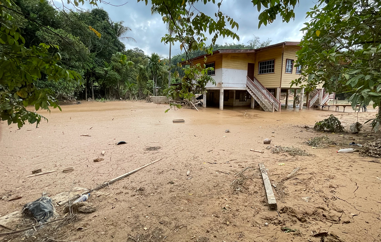 The compound of a Sugud resident’s house inundated by mud left over from the Malaysia Day Eve floods. – JASON SANTOS/The Vibes pic, September 20, 2021 