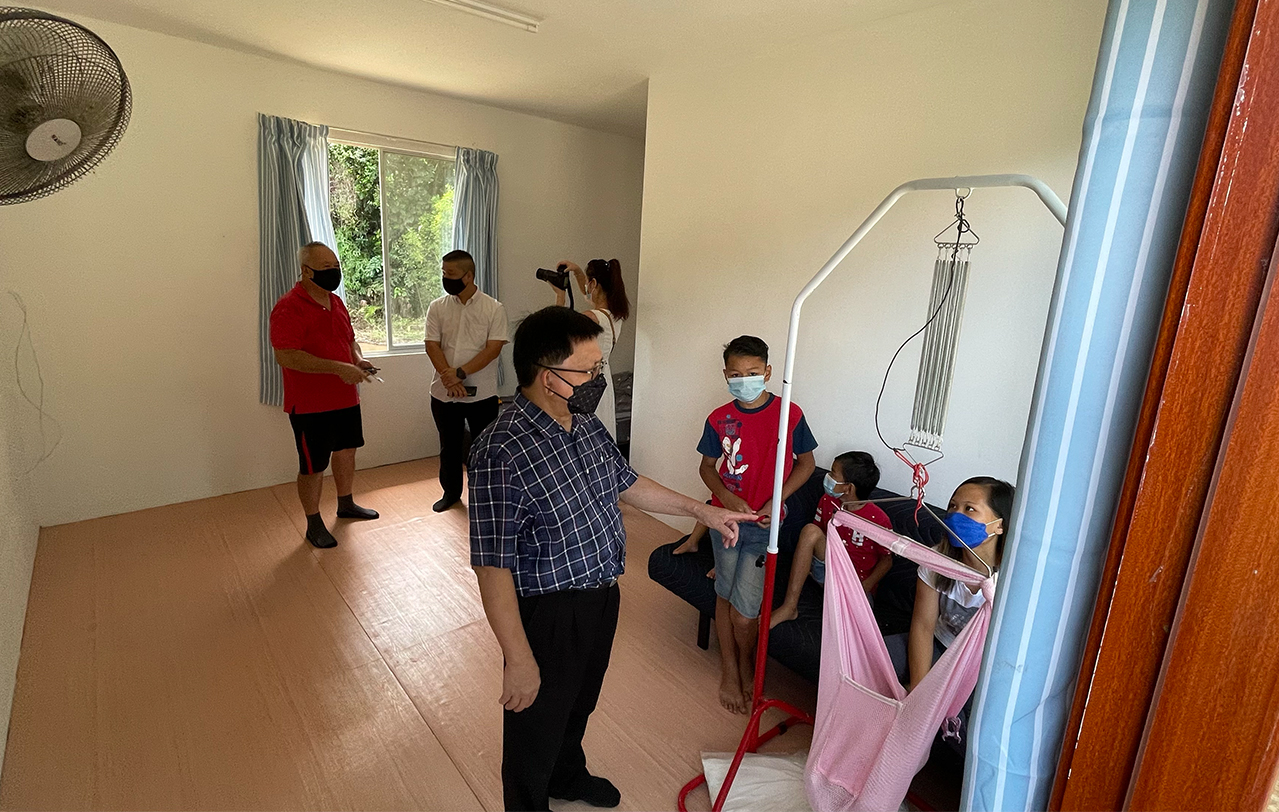 Tun Richard Malanjum (centre) talking to one of the foundation’s housing aid recipients. – The Vibes pic, November 17, 2021
