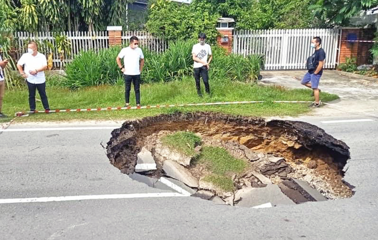 The massive sinkhole in Jalan Teluk Likas. – REBECCA CHONG/The Vibes pic, November 28, 2021
