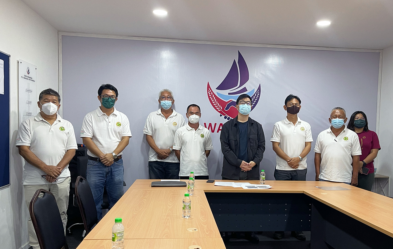 Warisan deputy president Datuk Junz Wong (fourth from left) with several scrapyard operators who have been suffering due to the scrap iron export ban and the monopoly by a processing firm tasked with buying scrap metal for steel billet and rebar production. – File pic, December 2, 2021