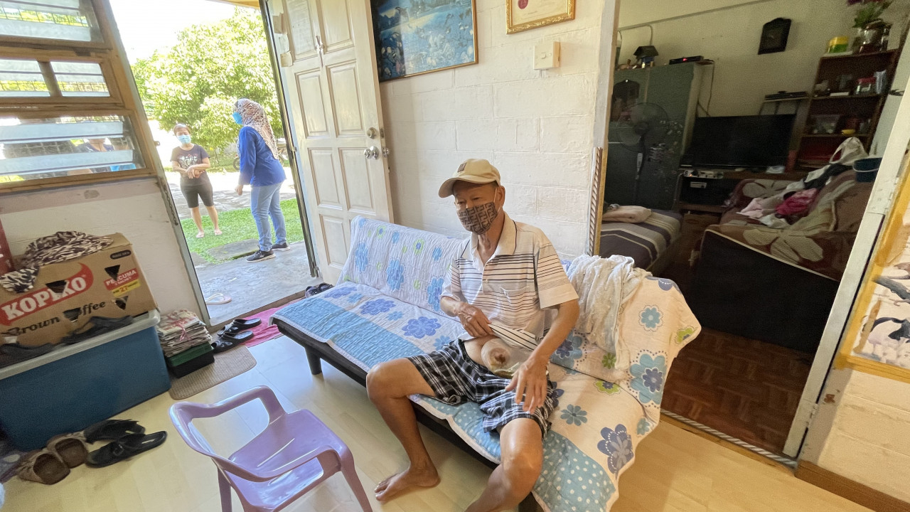 Without a pension, steady income and funds to buy a house nor rent a new place, Wong Chee Kiong says he and his wife have nowhere else to go. – JASON SANTOS/The Vibes pic, January 29, 2022