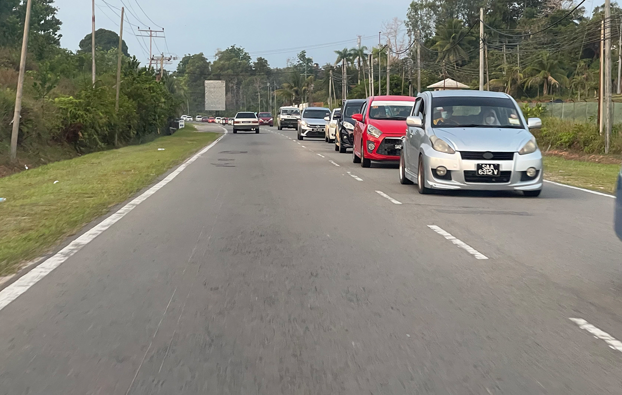 Traffic jams have become a nuisance in Papar, especially along the Jalan Pengalat-Lokkawi road in the Kawang constituency. – JASON SANTOS/The Vibes pic, August 2, 2022