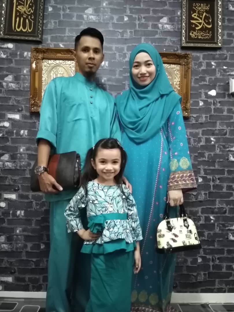 Despite difficult circumstances, Mohamad Rasidie Romzi says he was able to afford one set of Raya clothes for himself, his wife and their 12-year-old daughter. – REBECCA CHONG/The Vibes pic, May 1, 2022