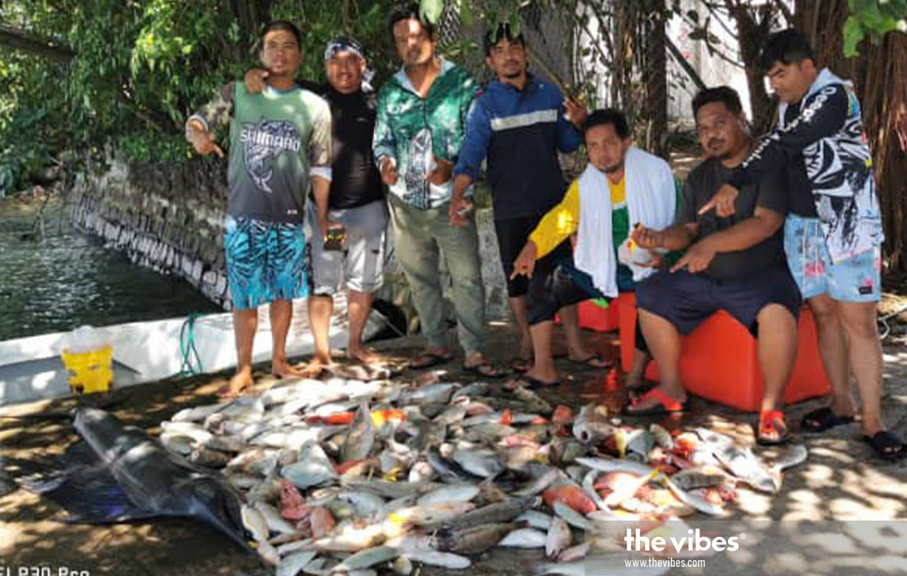 Arwin Singkang (second from right) with some of the catch for the day. Arwin says he has always been a fishing enthusiast, and posts videos of his activities on social media. – The Vibes pic, February 21, 2021