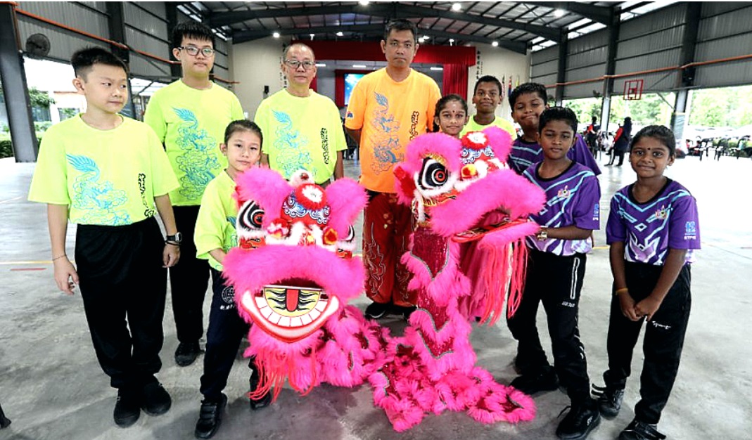 SJK(T) Pasir Gudang’s lion dance troupe during a joint performance with another troupe in Pasir Gudang. – Sin Chew Daily pic, January 23, 2024. 
