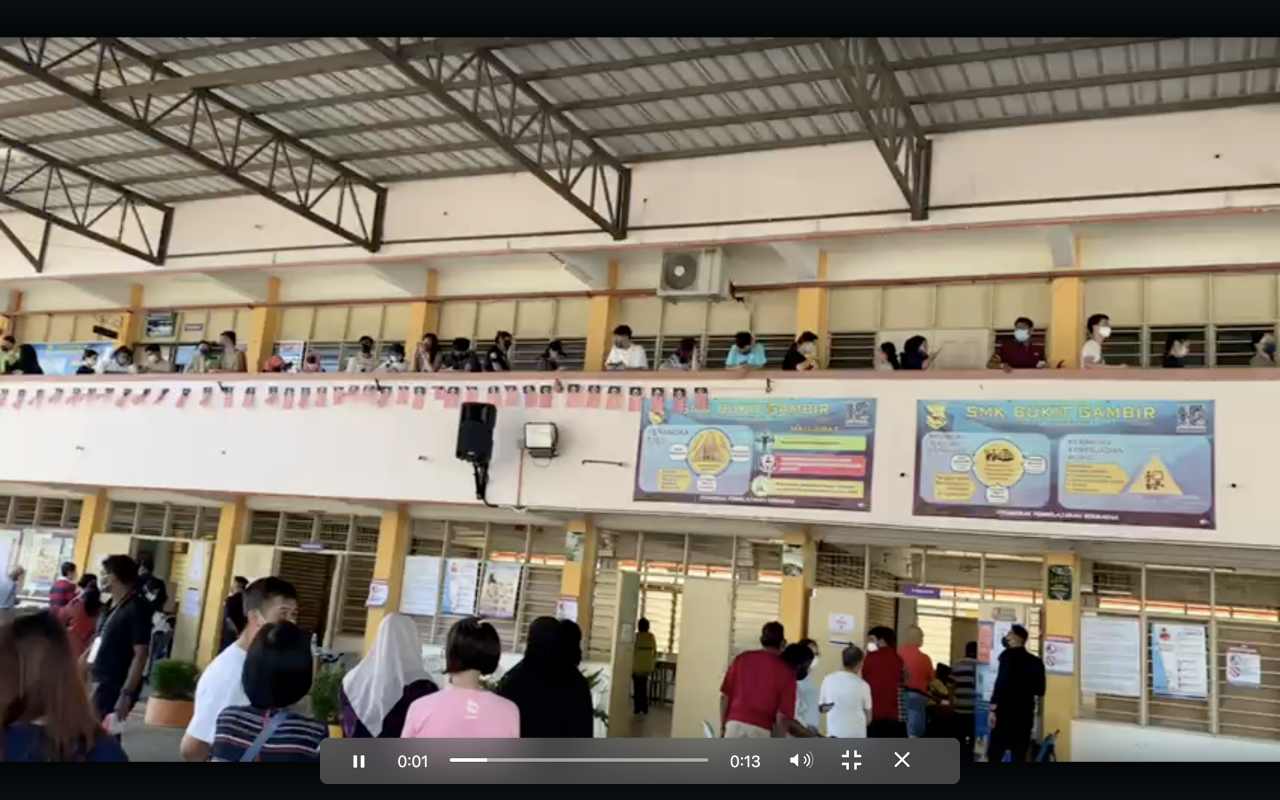 Voters at SMK Bukit Gambir in Penang, forced to stand in line in a lengthy snaking queue, bear their uncomfortable situation with patience and determined to cast their votes for the Bayan Baru parliamentary seat. – Screen grab pic, November 19, 2022