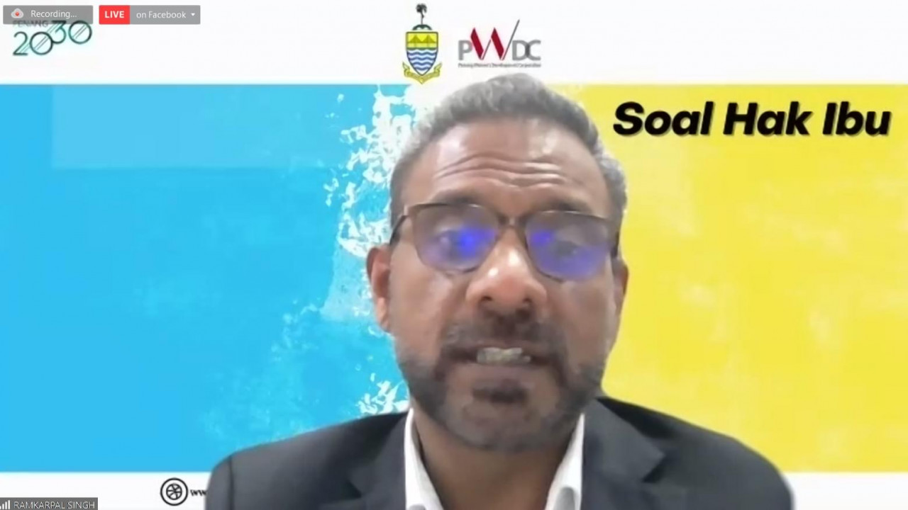 Bukit Gelugor MP Ramkarpal Singh tells an online Maternal Rights Forum today that there should be no obstacles in amending the federal constitution, because when he raised the issue in Parliament, it got the support from both parties. – Screen grab pic, November 13, 2021