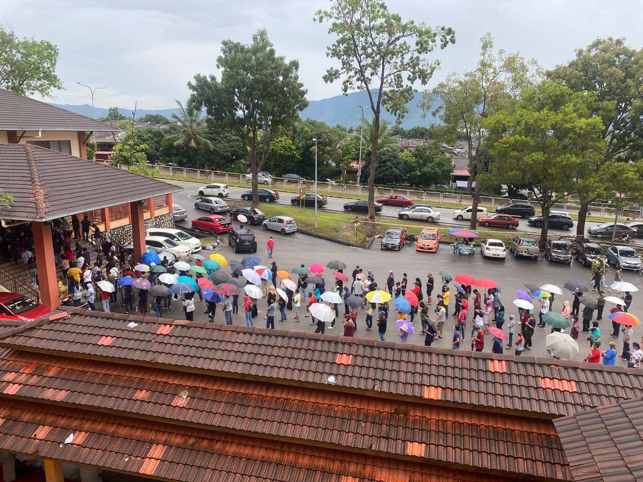 Despite the drizzle in Seremban, people were willing to stand in the rain for hours to fulfil their responsibility to vote. – SUBASHINI SIVASHANKAR/The Vibes pic, November 19, 2022