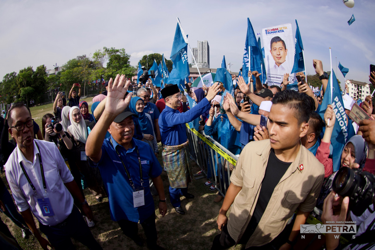 Tan Sri Muhyiddin Yassin greets Perikatan Nasional supporters at the SMK Sg Pusu nomination centre this morning. – MOHD HAZLI HASSAN/The Vibes pic, July 29, 2023