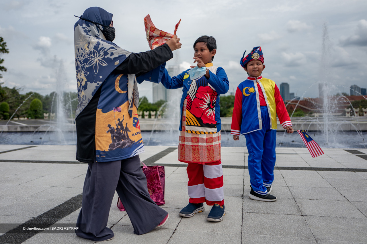 Despite the Covid-19 pandemic, the spirit of Merdeka – sharing, caring and working together – must live on in the hearts and minds of every Malaysian. – SADIQ ASYRAF/The Vibes pic, August 31, 2021