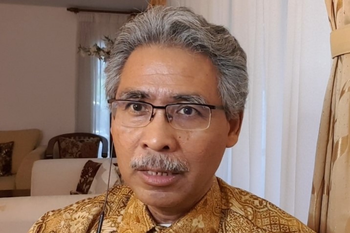For Universiti Teknologi Malaysia geostrategist Prof Azmi Hassan (pic), who is puzzled by Datuk Seri Tajuddin Abdul Rahman’s appointment as ambassador to Indonesia, says a prudent politician would not give room to Tajuddin due to his antics and negative press.  – File pic, May 22, 2022