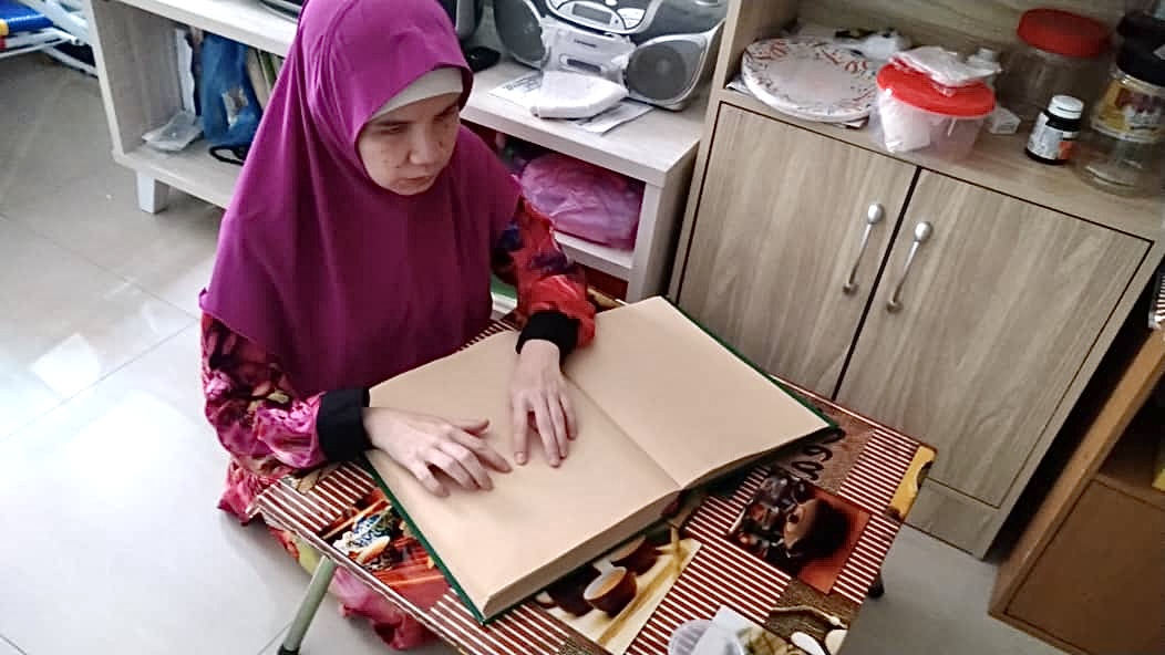 Despite the tribulations she has faced, Siti Aishah has not let them dampen her desire to learn to recite the Quran. – AMAR SHAH MOHSEN/The Vibes pic, May 14, 2021