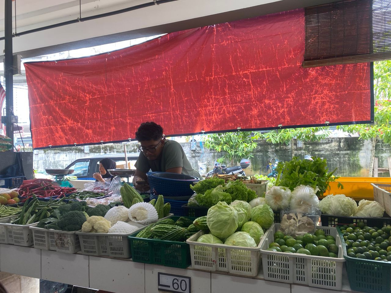 The Consumers’ Association of Penang has revealed that vegetable prices had gone up by as much as 160% in the past month. – SUBASHINI SIVASANKAR/The Vibes pic, February 4, 2023